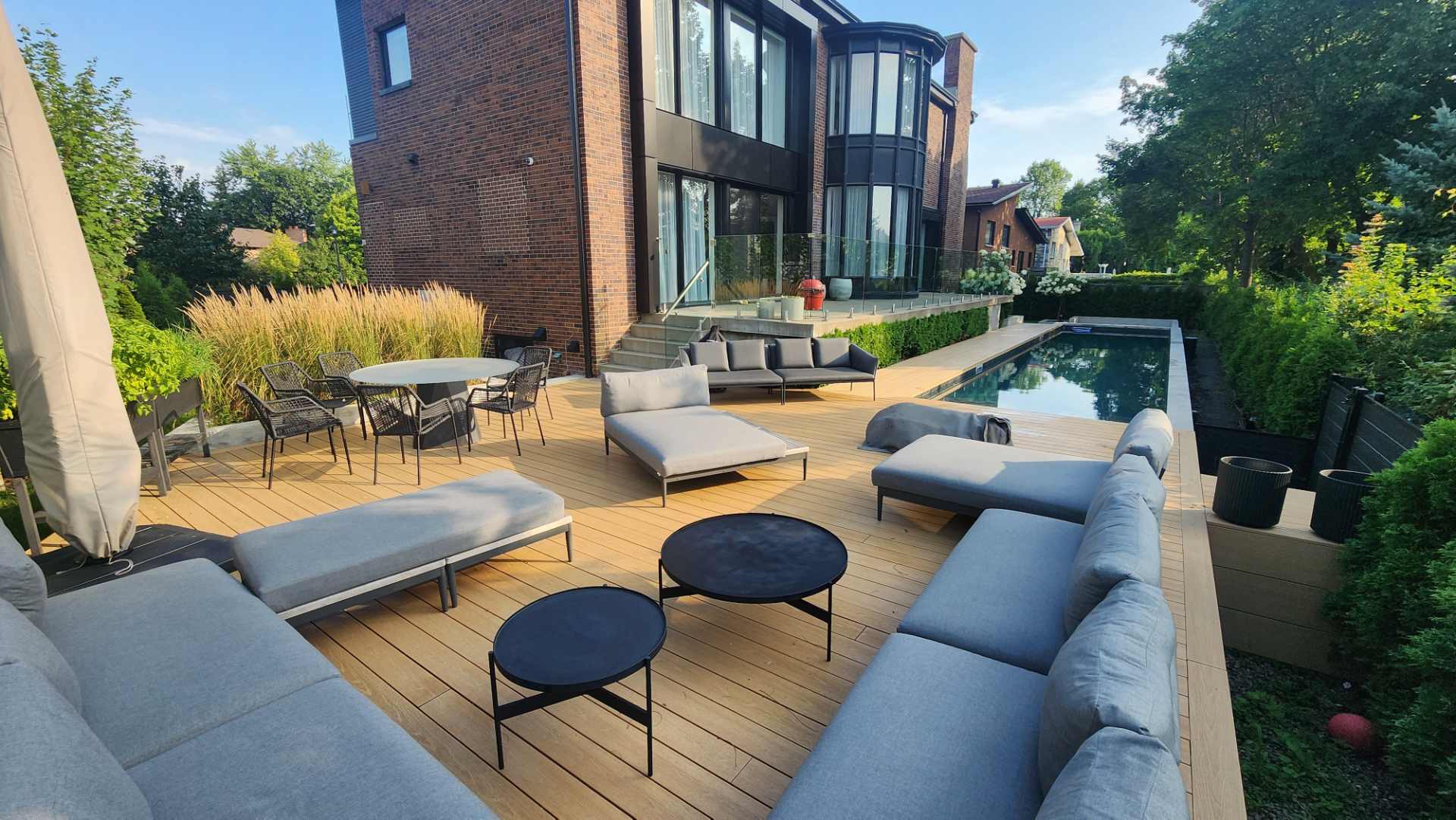 Vue finale du patio, de la piscine et du foyer extérieur à Hampstead