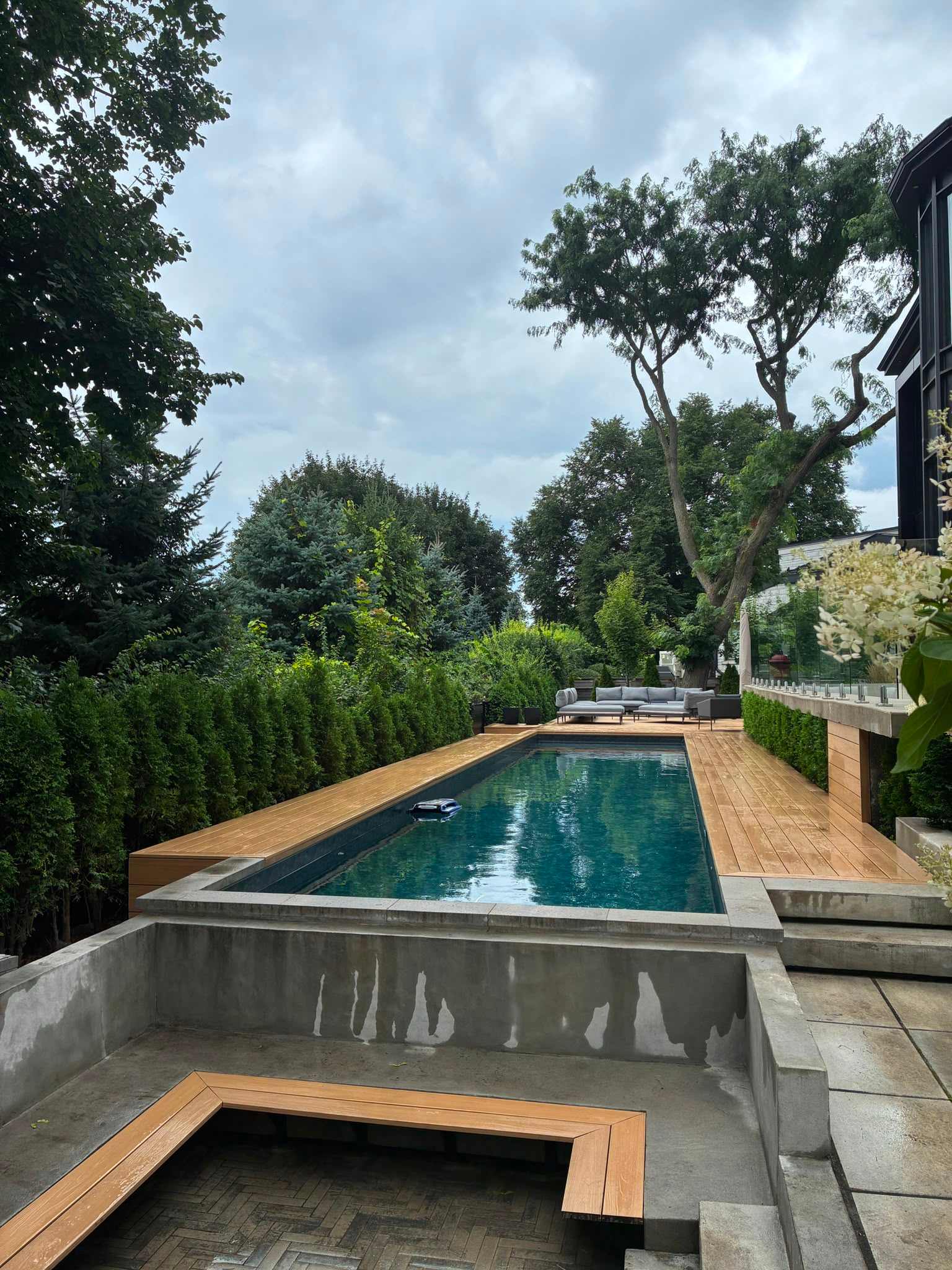 Vue finale du patio, de la piscine et du foyer extérieur à Hampstead